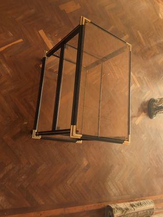 Mesa auxiliar cristal y metal dorado con ruedas