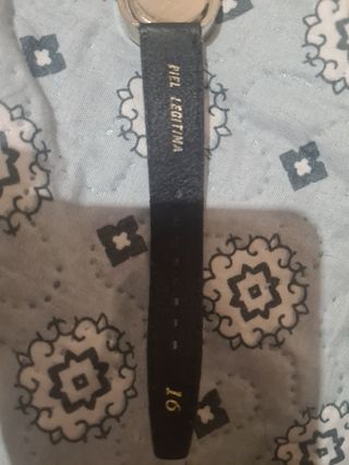 Reloj ovalado con bisel de pedrería