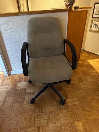 Silla de oficina beige y negra