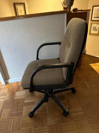 Silla de oficina beige y negra
