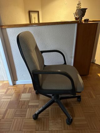 Silla de oficina beige y negra