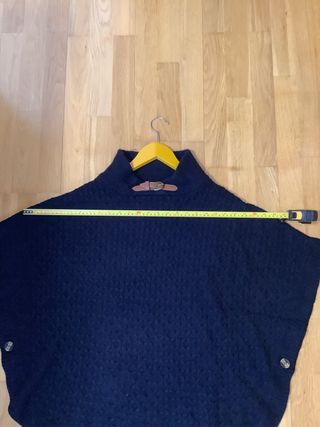 Poncho azul marino con cuello alto