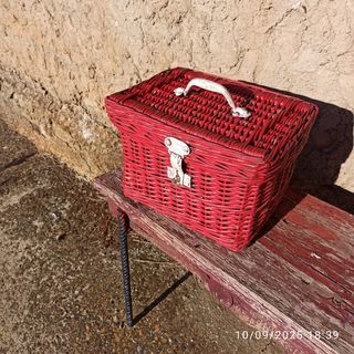 Cesta de mimbre roja con asa y cierre