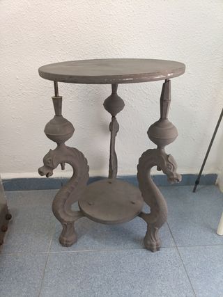 Mesa auxiliar con diseño de dragón