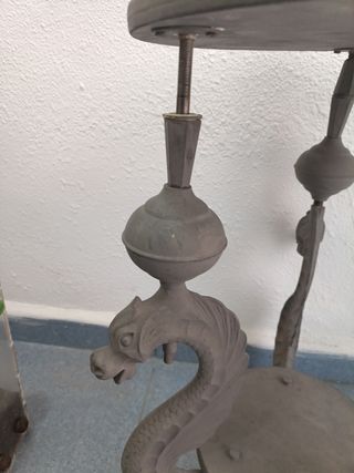 Mesa auxiliar con diseño de dragón