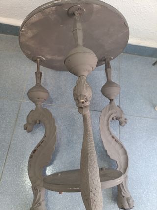 Mesa auxiliar con diseño de dragón