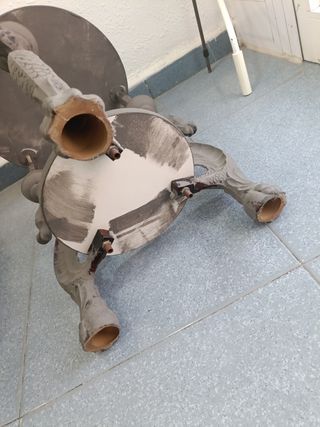 Mesa auxiliar con diseño de dragón
