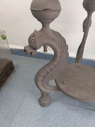 Mesa auxiliar con diseño de dragón