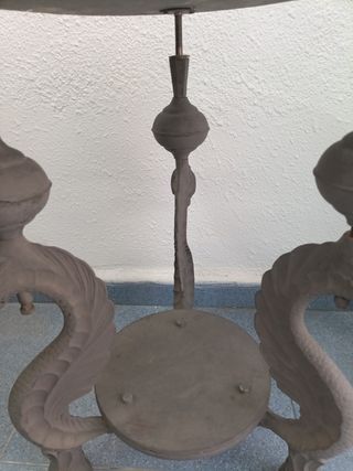 Mesa auxiliar con diseño de dragón