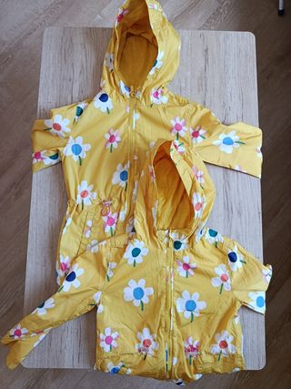 Chaqueta amarilla impermeable con flores