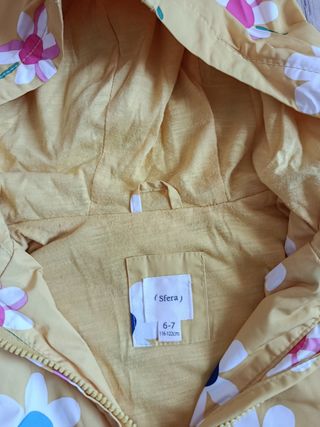 Chaqueta amarilla impermeable con flores