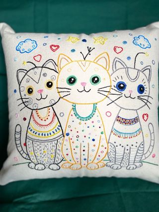 Cuscino fatto a mano con tre gatti