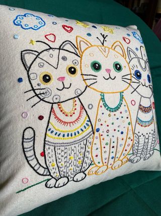 Cuscino fatto a mano con tre gatti
