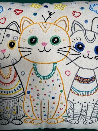 Cuscino fatto a mano con tre gatti