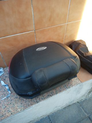 Baúl Givi 2 cascos jet/ 1 integral