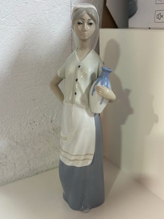Figura porcelana mujer con cántaro Casades