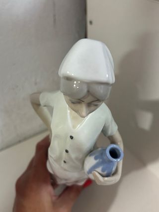 Figura porcelana mujer con cántaro Casades