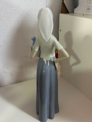 Figura porcelana mujer con cántaro Casades