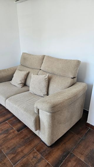 Sofá de tela beige y gris
