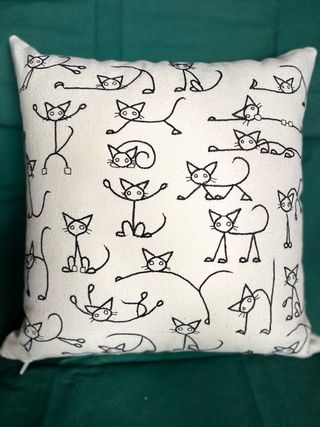 Cuscino fatto a mano con gatti ricamati