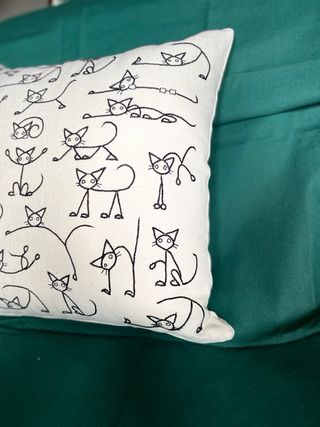 Cuscino fatto a mano con gatti ricamati