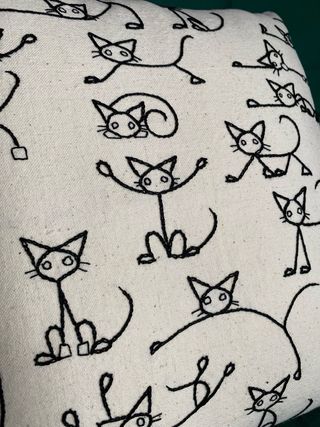 Cuscino fatto a mano con gatti ricamati