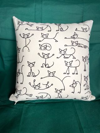 Cuscino fatto a mano con gatti ricamati