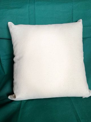 Cuscino fatto a mano con gatti ricamati