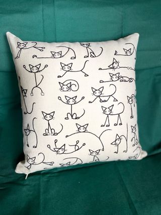Cuscino fatto a mano con gatti ricamati