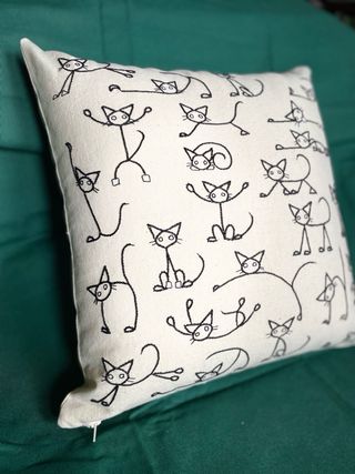 Cuscino fatto a mano con gatti ricamati