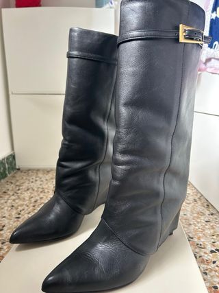 Stivali in pelle con tacco e fibbia dorata