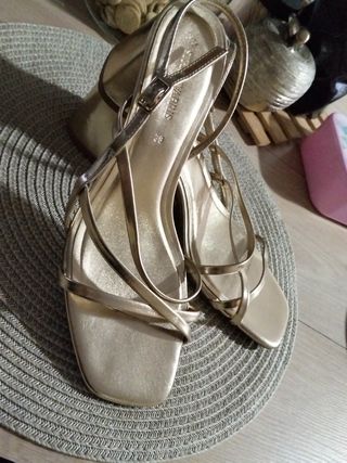 Sandalias doradas talla 38 puesta una horas 