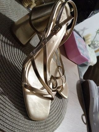 Sandalias doradas talla 38 puesta una horas 