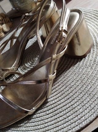 Sandalias doradas talla 38 puesta una horas 