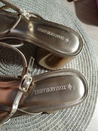 Sandalias doradas talla 38 puesta una horas 