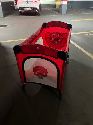 Parque infantil de viaje rojo