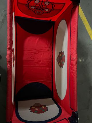 Parque infantil de viaje rojo