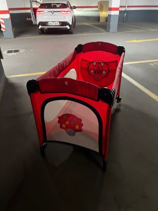 Parque infantil de viaje rojo