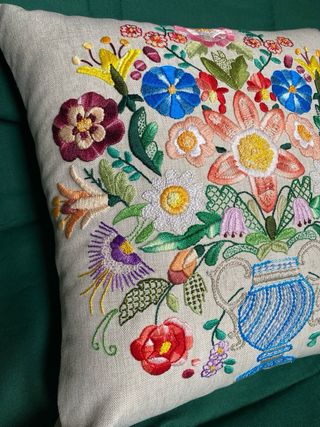 Cuscino decorativo floreale fatto a mano