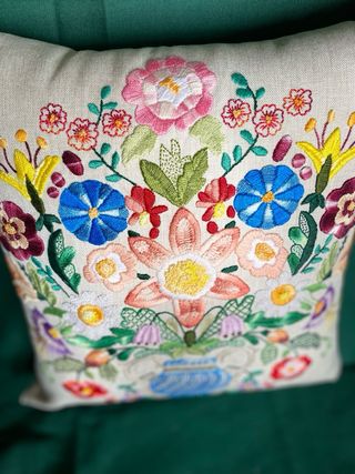 Cuscino decorativo floreale fatto a mano