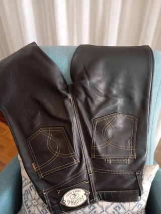 Pantalón de piel negro