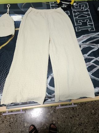 Conjunto beige crop top y pantalón ancho
