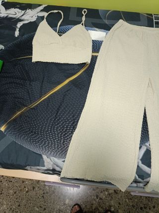 Conjunto beige crop top y pantalón ancho