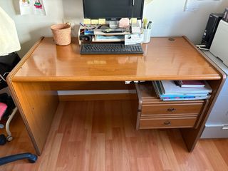 Mesa de escritorio de madera