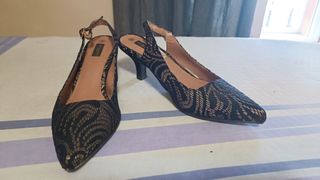 Tacones bajos negros y dorados talla 38