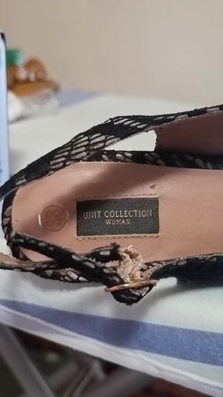 Tacones bajos negros y dorados talla 38