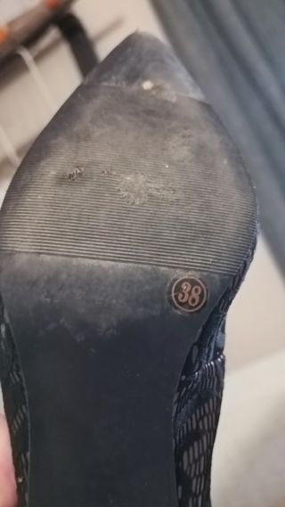 Tacones bajos negros y dorados talla 38