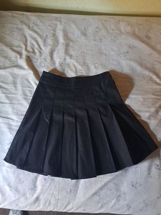 Falda plisada negra, esta sin usar