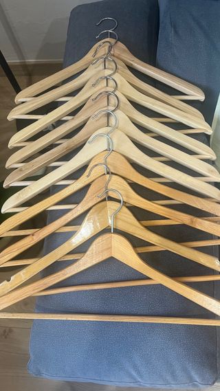 Lote de perchas de madera y metal