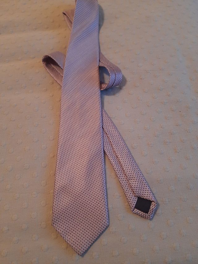 Corbata rosa-morada y plateada con patrón